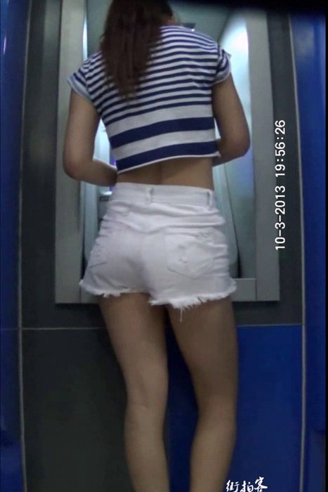 [街拍客视频]jx0115 ATM机前的细腰宽臀白色热裤美女